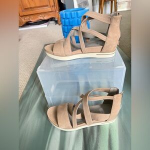 Eileen Fisher Tan Sandals with Adjustable Straps and Platform Sole. NWOT. Sz 9